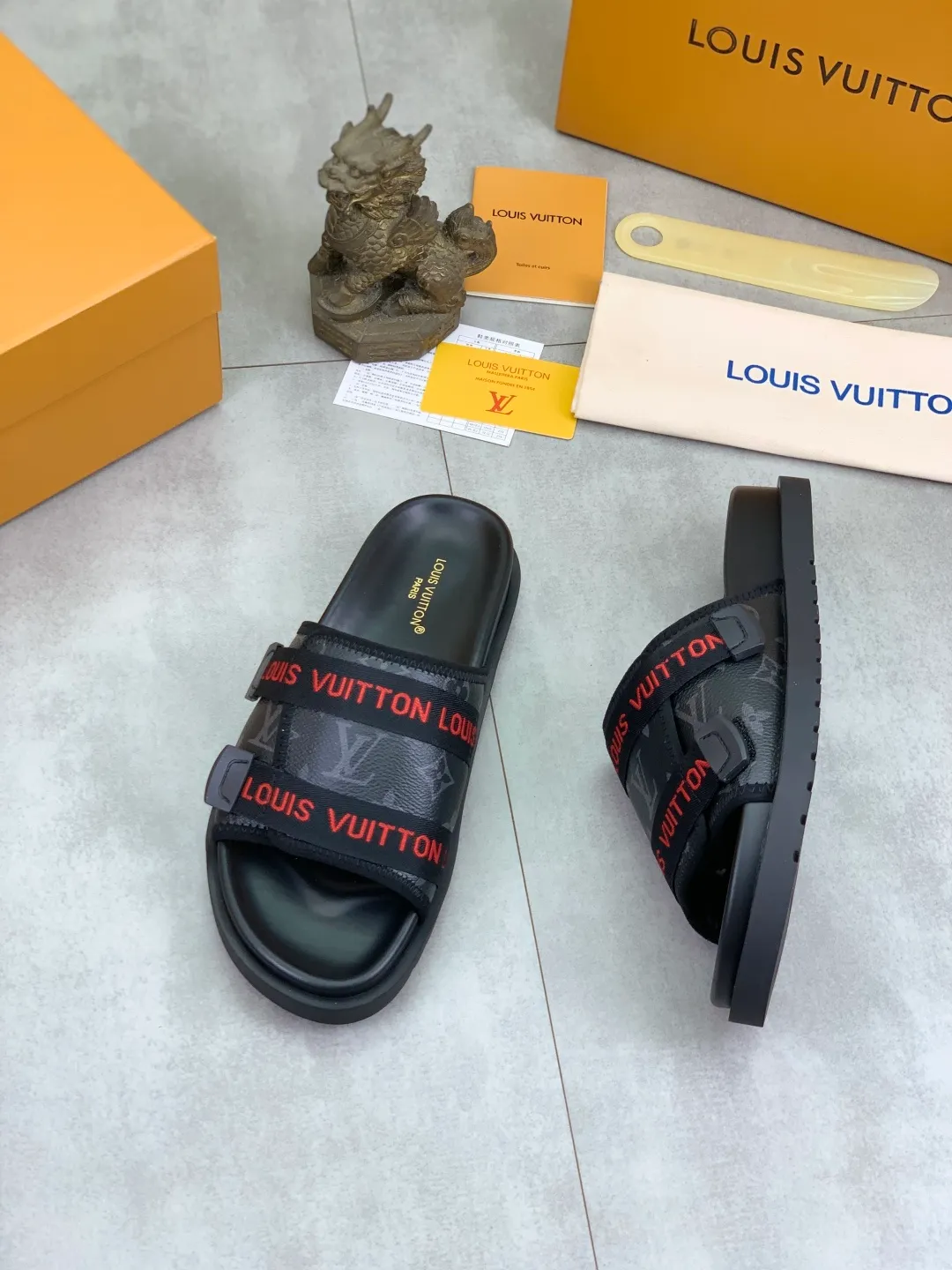 Men's shoes 💰P320💰【New style】🆘 Original quality 【LOUIS VUITTON】The popular Louis Vuitton LV men's slippers on the official website are on sale simultaneously! Original fabric imported from Italy, original factory special supply, code number: 38-44 (45 customized), many colors available